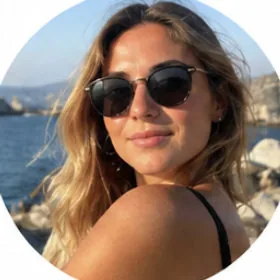 IMAGEN: cara de compradora italiana 2 de 3 — prueba social del hero, se recorta en círculo
