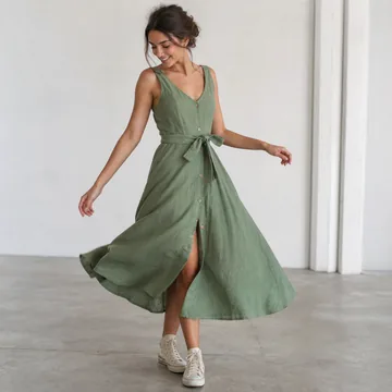 IMAGEN: pieza 1 de 13 del marquee — foto cuadrada de UNA prenda terminada distinta, cosida con el molde (camisa, falda, pantalón, vestido, abrigo, prenda de hombre). Se ve chica y en movimiento