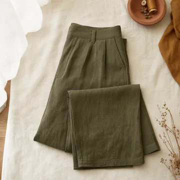 IMAGEN: pieza 6 de 13 del marquee — foto cuadrada de UNA prenda terminada distinta, cosida con el molde (camisa, falda, pantalón, vestido, abrigo, prenda de hombre). Se ve chica y en movimiento